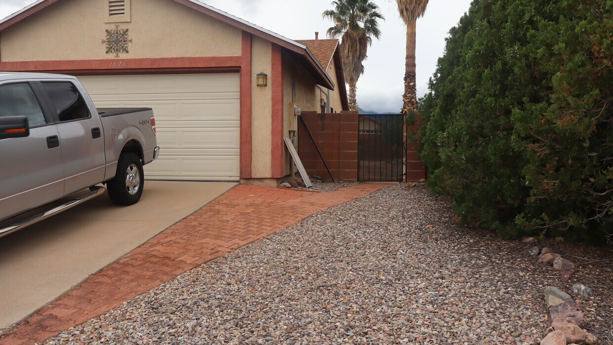 Foto del edificio - 1676 Wildflower Dr