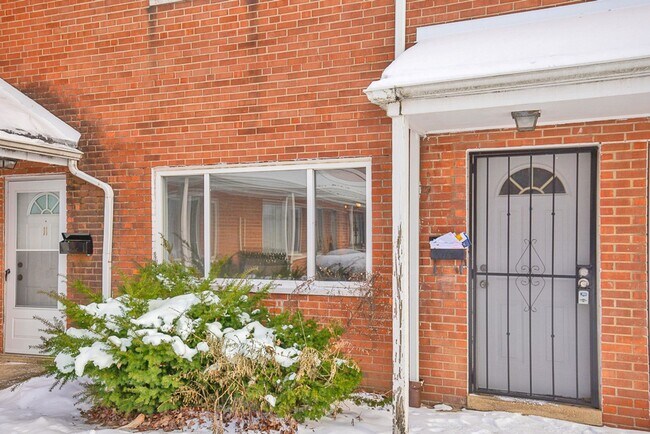 Foto del edificio - 2 BED 1.5 BATH UNIT IN THE BANBURY CONDOMINIUMS!