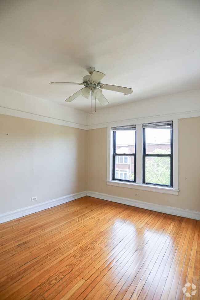 Building Photo - 7449 N Greenview Ave