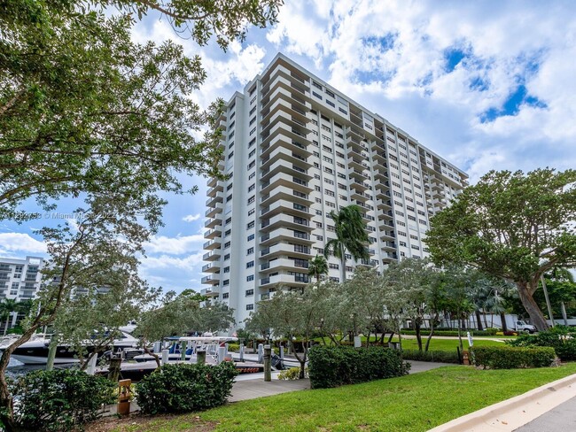 Building Photo - 3200 Port Royale Dr N