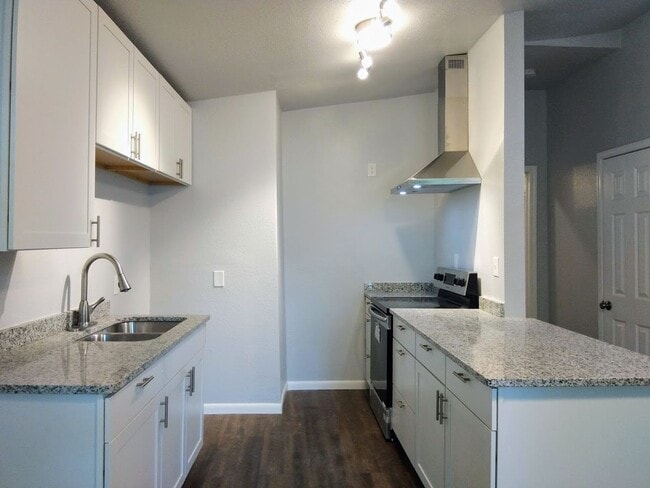 Foto del edificio - *COMING SOON* 2 Bedroom Duplex Available Near DOWNTOWN!