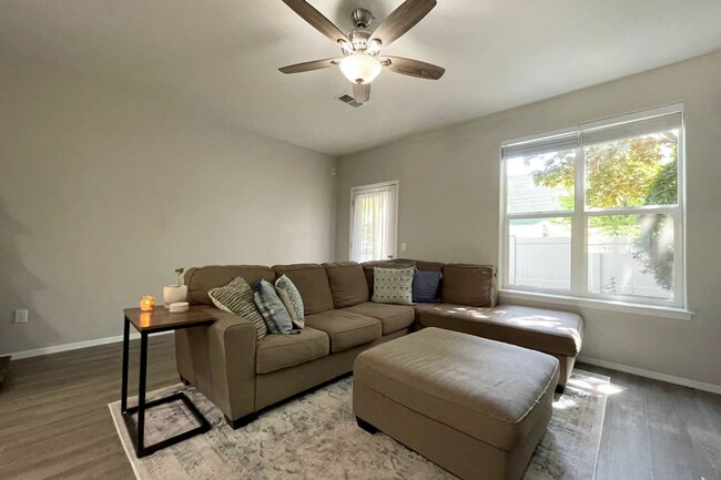 Foto del edificio - Stunning Forest Heights Home with Washer/D...