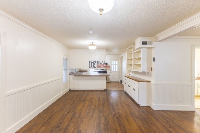 Building Photo - Distinctive Glen Rose Home with Large Rooms, Fenced Yard & Covered Parking