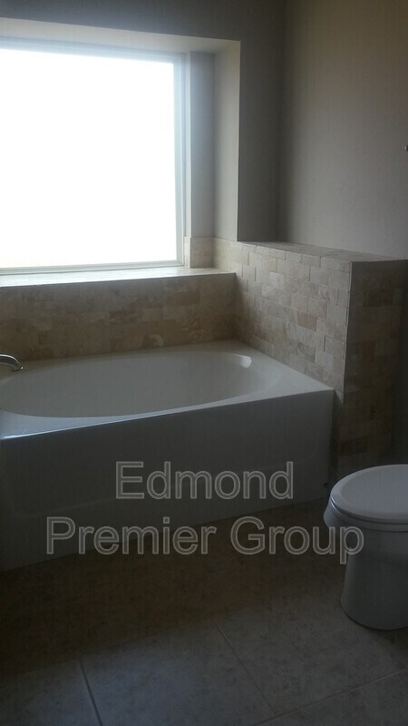 Foto del edificio - 18424 Camborne Ave