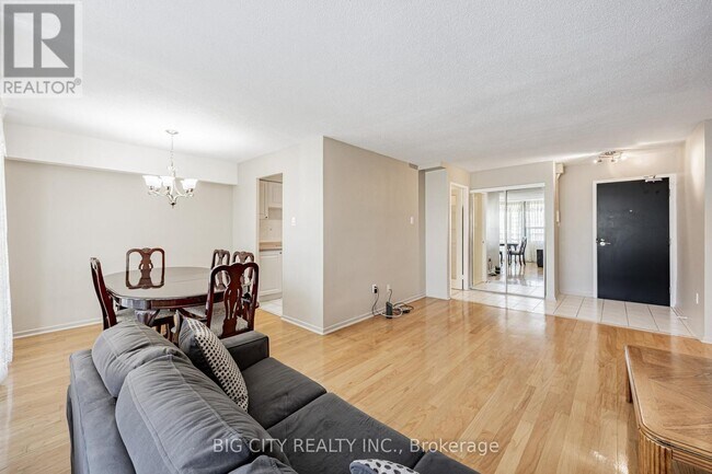 Photo du bâtiment - 2721 Victoria Park Ave