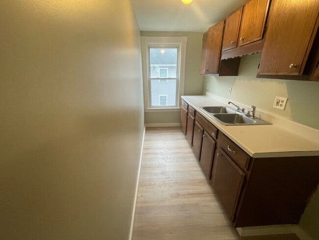 Building Photo - 83 Coombs St