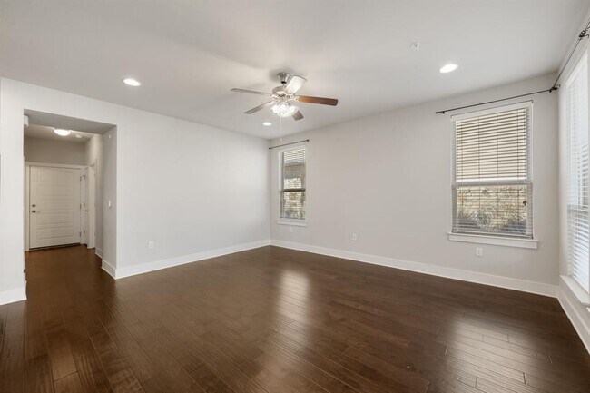 Building Photo - 13800 Lyndhurst St