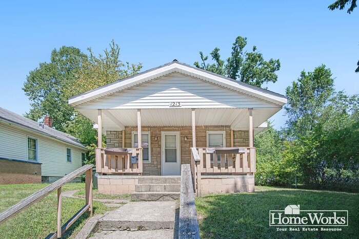 Primary Photo - 1213 E Sorin St