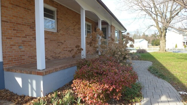 Foto del edificio - 93 Great Lake Dr