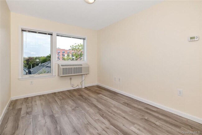 Building Photo - 68 Lake St