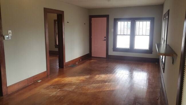 Building Photo - 3 bd house, North Central Columbia, walkin...