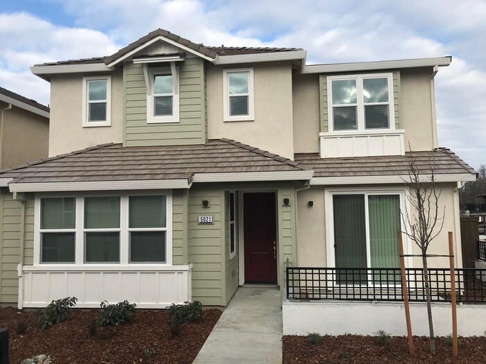 Primary Photo - Beautiful 4 bedroom, 3 bathrooms!!