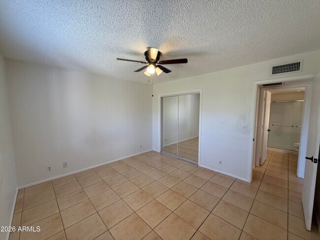 Foto del edificio - 415 N 64th Pl