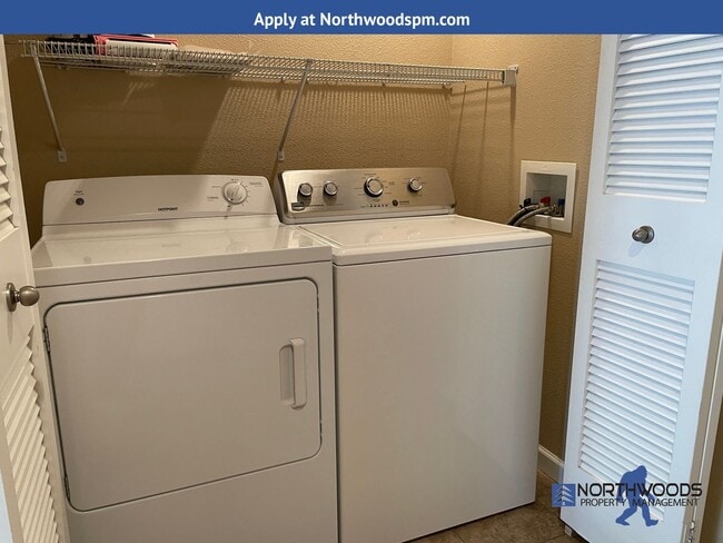 Foto del edificio - Nice 2 bed/2bath Townhome Located in White City