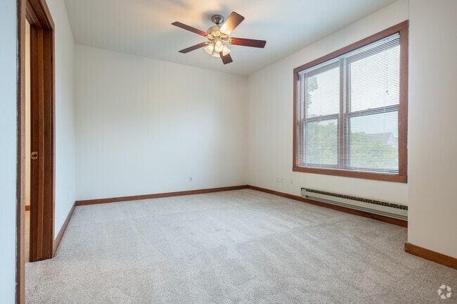 1BR, 1BA - 500SF - Living Room - Cardinal Apartments