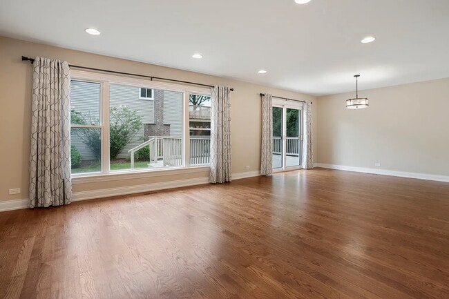 Foto del edificio - 325 Bramble Ln