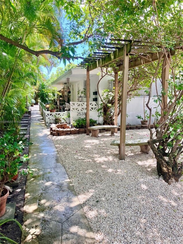 Primary Photo - 2538 SW 11th St