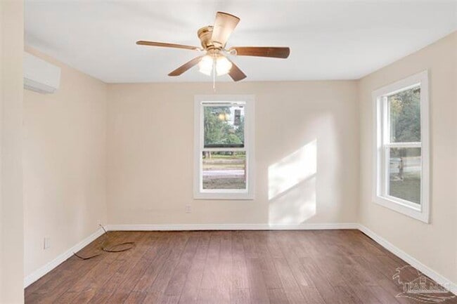 Building Photo - Adorable 2/1 home close to downtown Pensacola