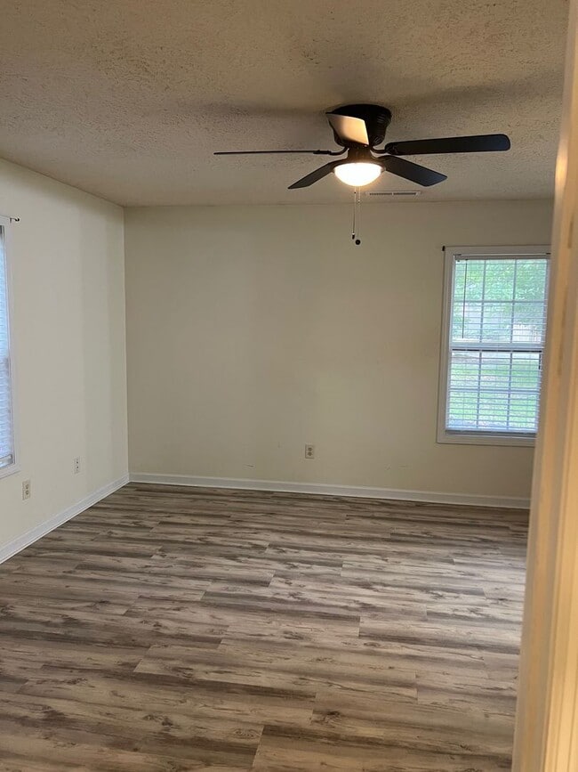 Building Photo - Cute Duplex on a Private Lot