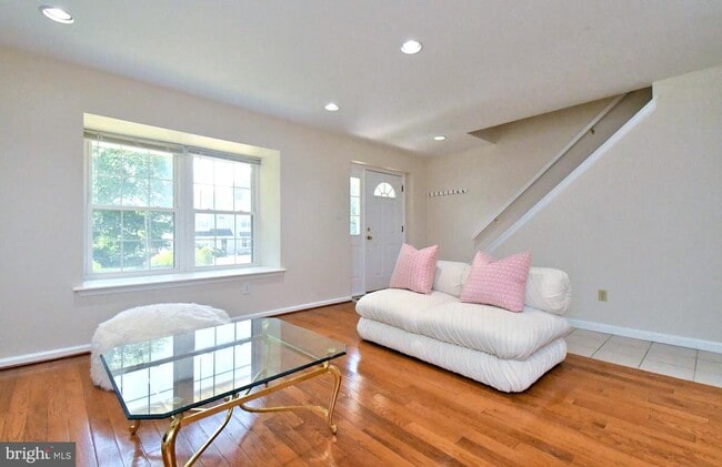 Building Photo - 2489 Hillendale Dr