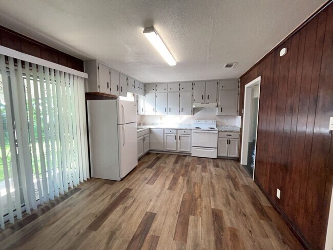 Building Photo - 908 Jefferis Ave