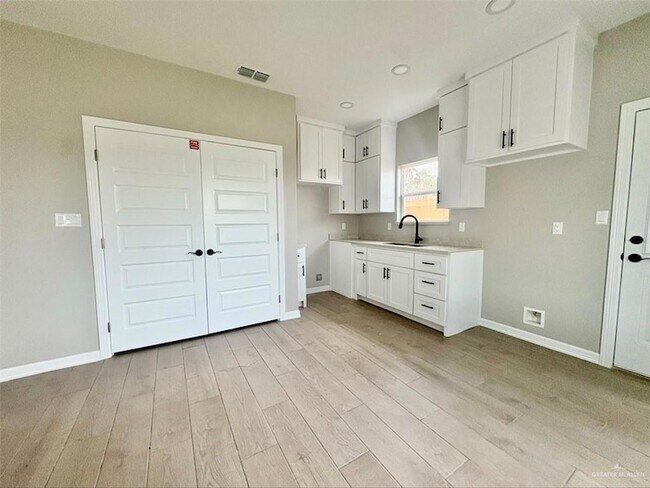 Foto del edificio - 913 E 13th St