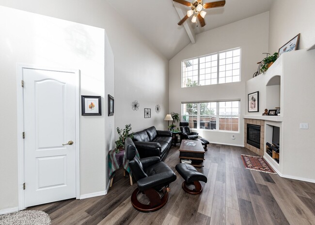 Building Photo - Gorgeous 4 Bedroom Townhome at Sonnet Spri...