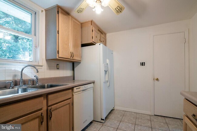 Building Photo - 3200 Bayfield Dr