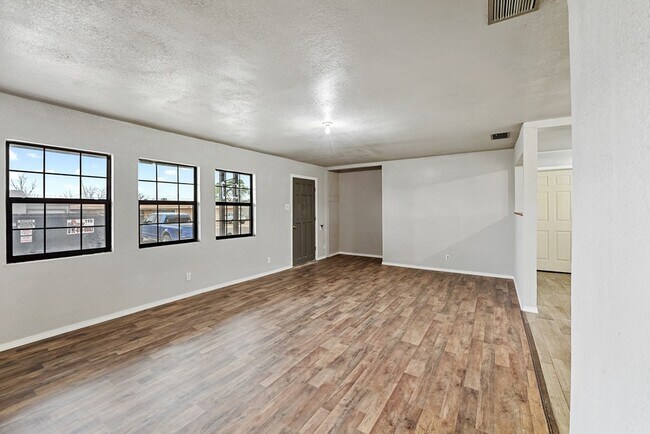 Foto del edificio - 1401 E 18th St