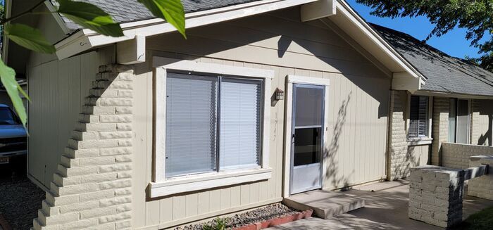 Primary Photo - 1747 London Cir