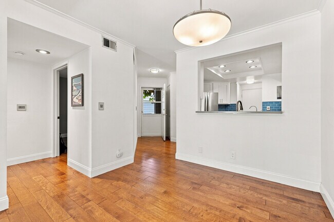 Building Photo - 6638 N Clybourn Ave