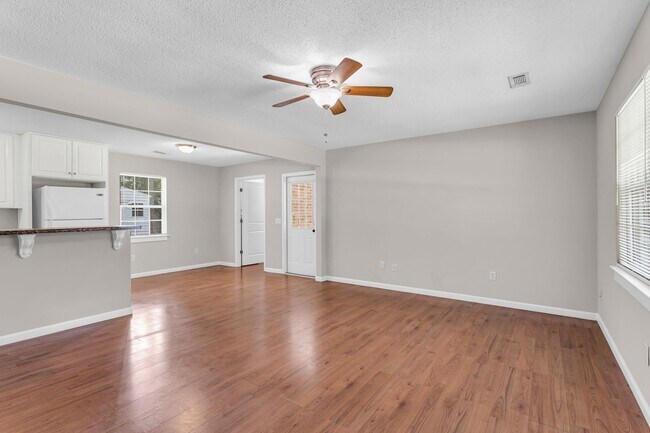 Foto del edificio - 3 Bedroom 2 Bathrooms in Piercfield Forest - Richmond Hill