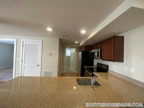 Building Photo - 20 Pond St