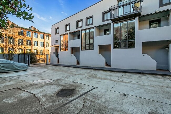 Building Photo - 121 S Main St