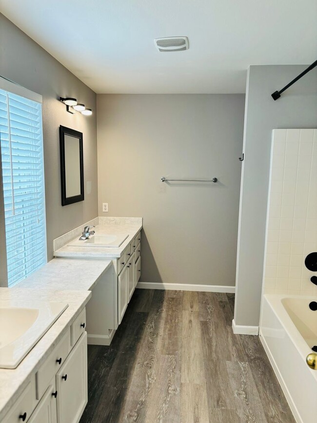 Foto del edificio - Renovated Move-in Ready 3Bed/2.5Bath in th...