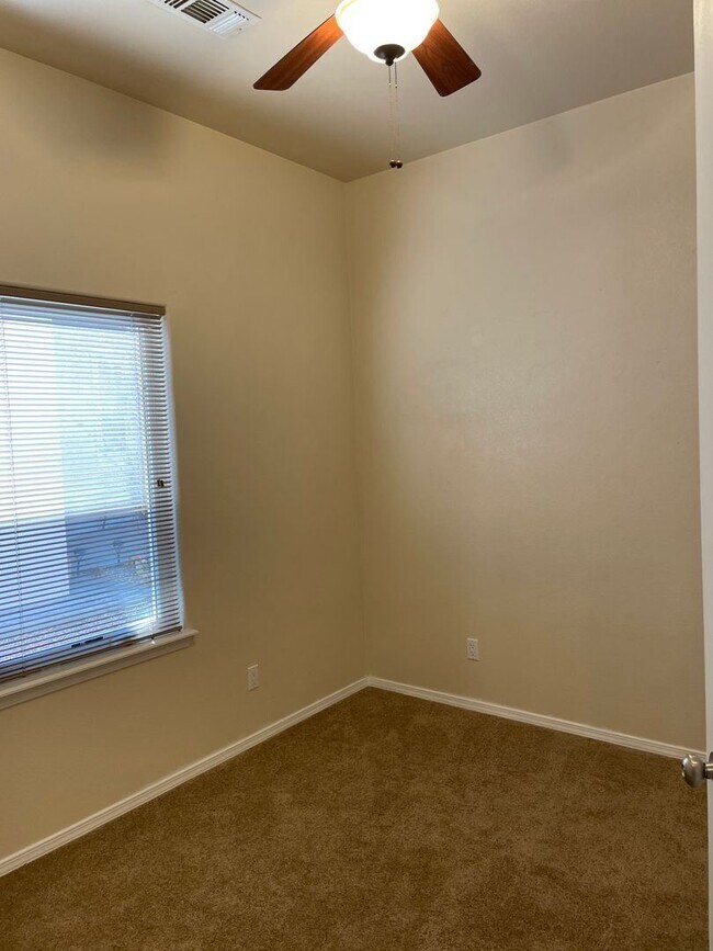Building Photo - 3 br, 2 bath House - 7 EC Tucker Court (401)