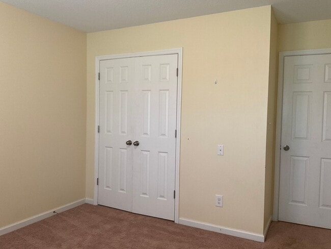 Building Photo - Charming 3 bedroom 2 bath home located in Maple Hill. Living room features a gas fireplace. Walk ...