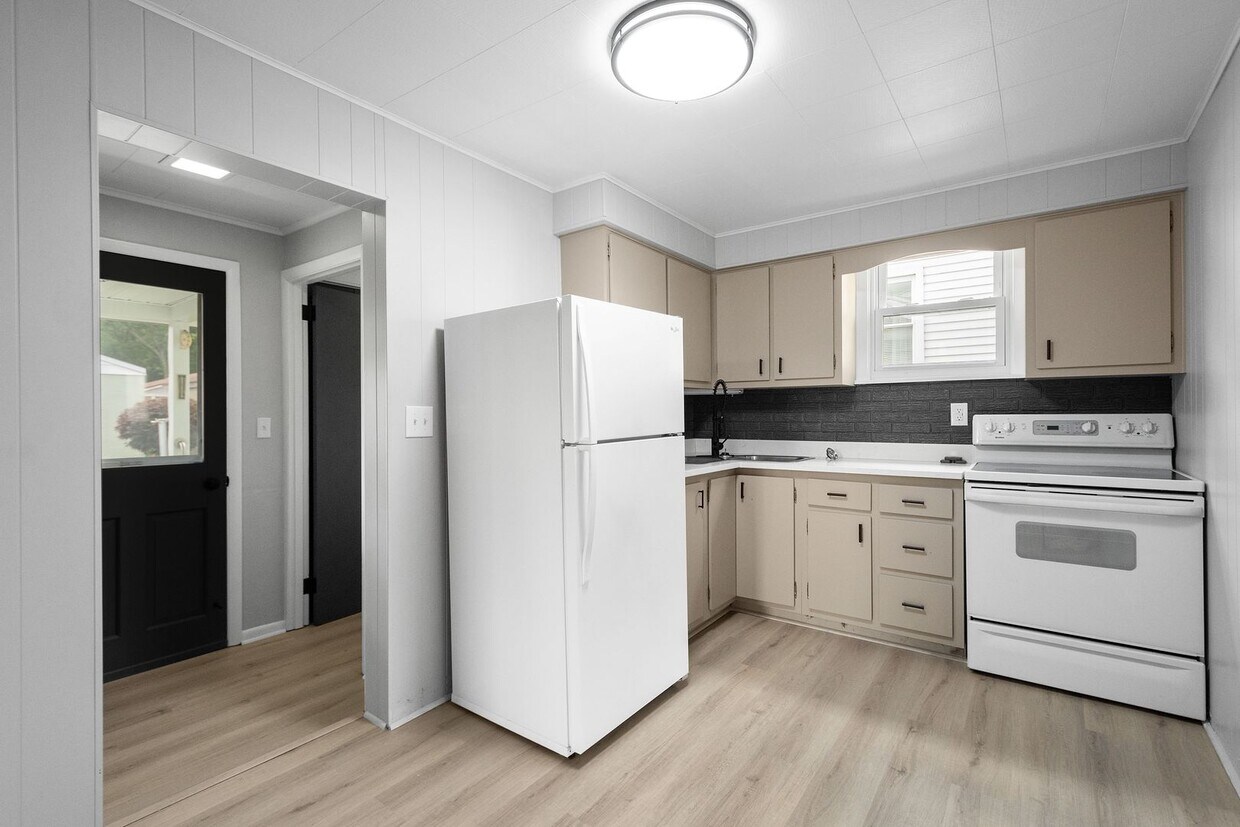 Foto principal - Cozy 3 bedroom home in Penn Hills availabl...