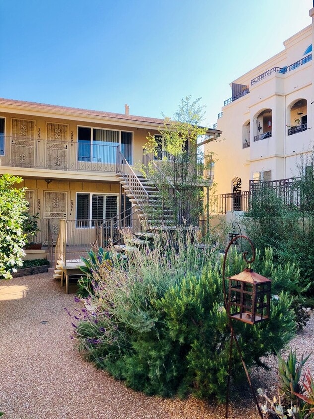 Primary Photo - La Playa 2 bedroom, 1 bath Walking Distanc...