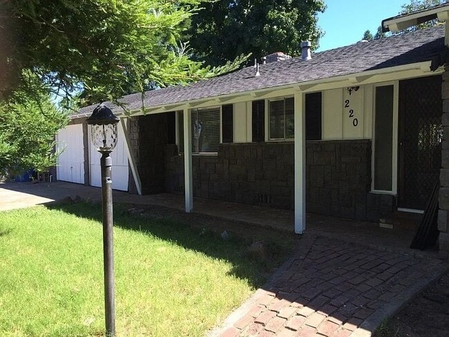 Building Photo - 220 Sherman Dr