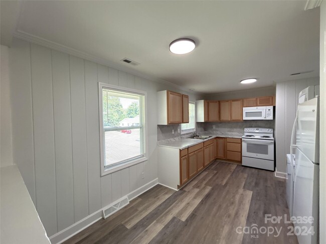 Building Photo - 7430 Briardale Dr