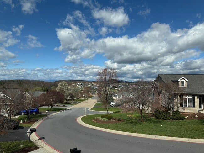 Building Photo - Beautiful Townhome in Spring Oaks!