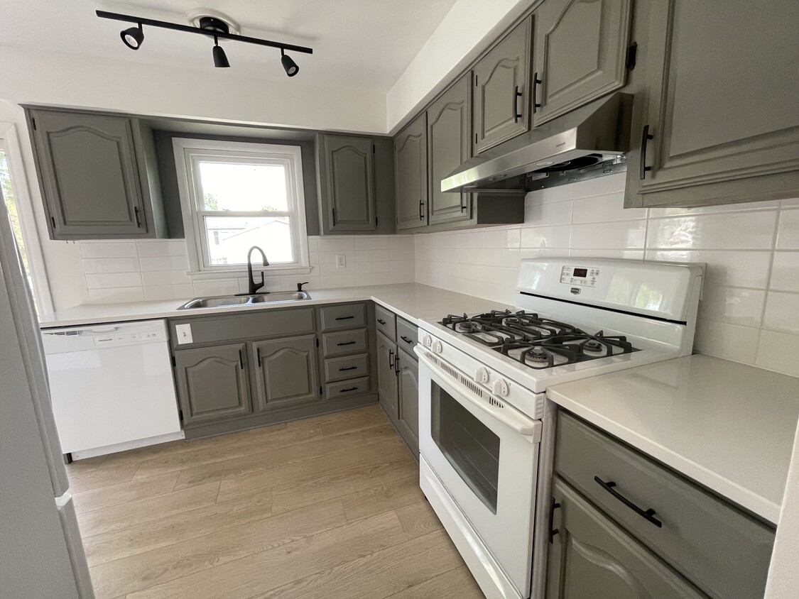Kitchen - 1962 North Oak St