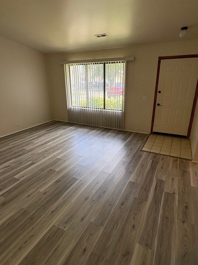 Building Photo - 5923 Niles Dr
