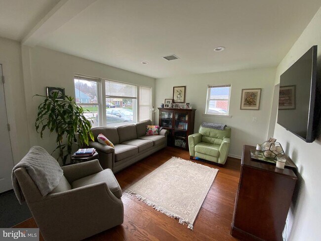 Foto del edificio - 13 Brookside Rd