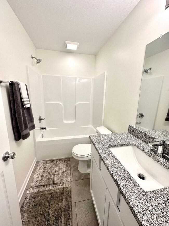 Foto del edificio - Updated  DUPLEX with Garage