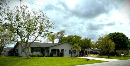 Building Photo - 202 SW Crescent Ave