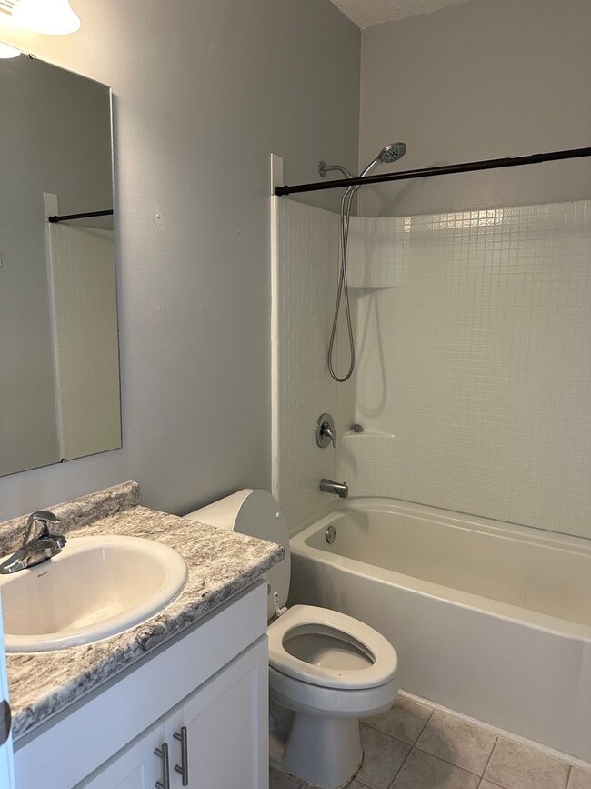 Building Photo - Tranquil South Retreat: Spacious 5-Bed Home with Fenced Yard, Pet-Friendly, Washer/Dryer Included