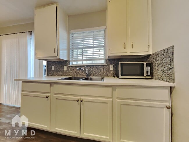 Building Photo - 1010 N Meadows Dr