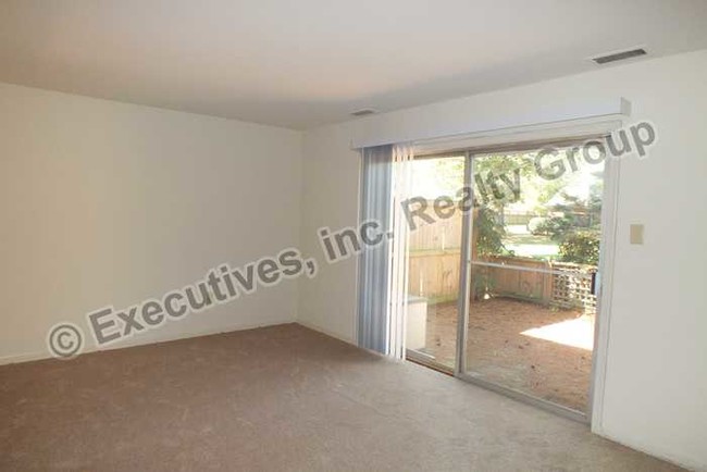 Building Photo - Townhouse in the West End